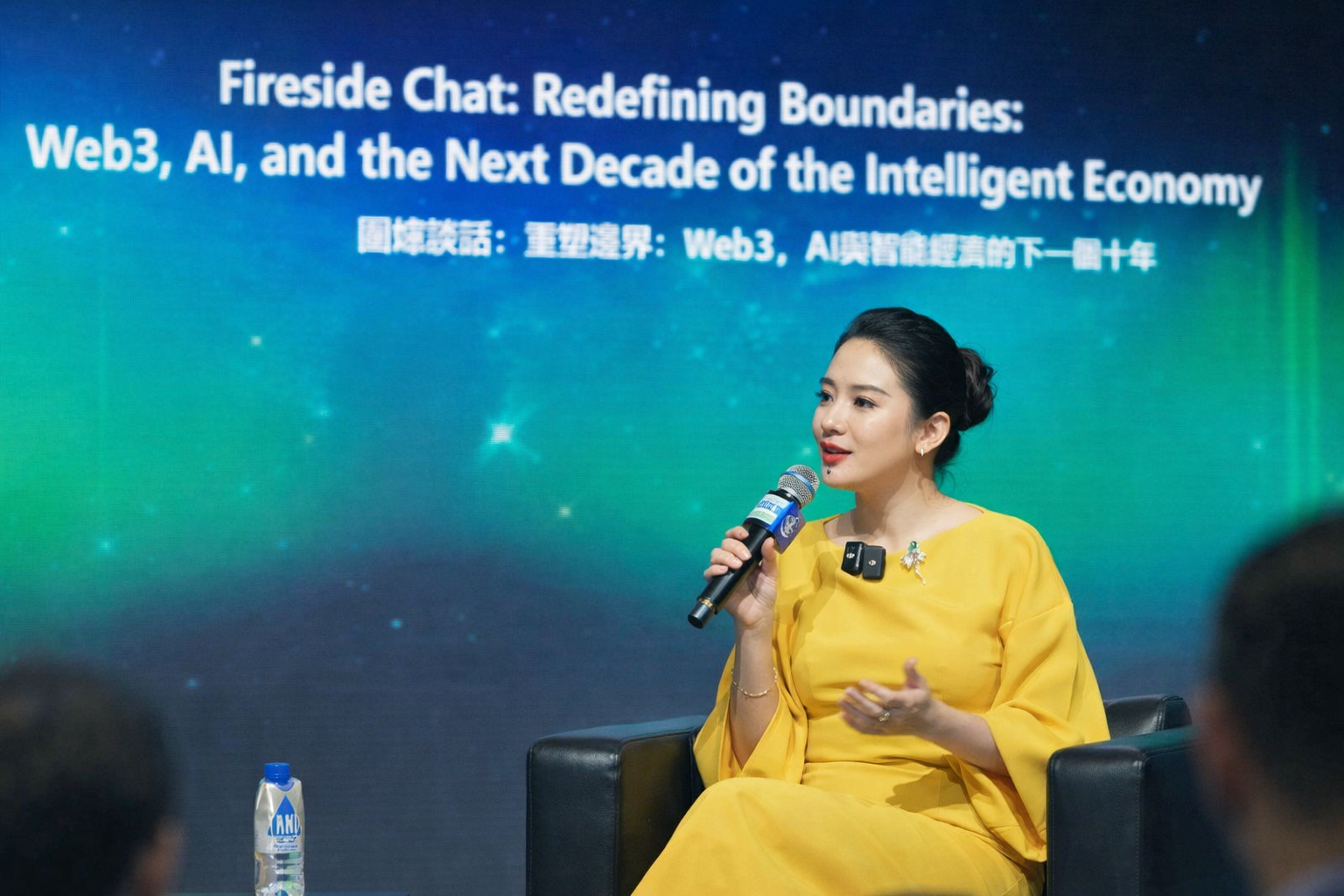 何一香港谈 AI:电已经来了,而我们的工作就像蜡烛厂的工人 - 吴说区块链